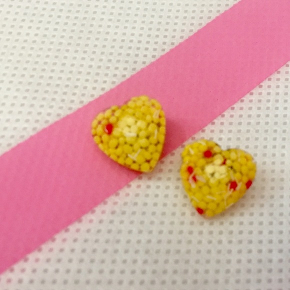 🌼Yellow Confetti Heart Stud Earrings 🌼NWT🏷 - Picture 3 of 7